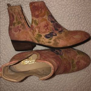 Sbicca Rosette Natural Floral Print Booties